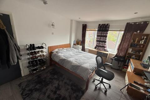 1 bedroom in a house share to rent, Leaver Gardens, Western Avenue, Greenford