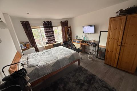 1 bedroom in a house share to rent, Leaver Gardens, Western Avenue, Greenford