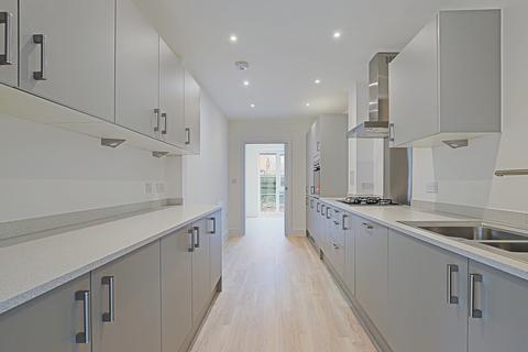 4 bedroom link detached house to rent, Essex IG10