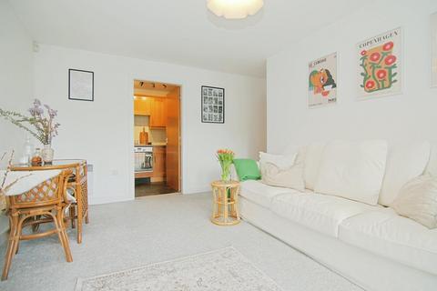 2 bedroom flat for sale, Pavilion Gardens, Farsley, Pudsey
