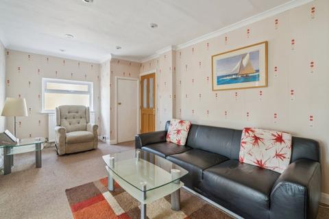 31 Derwent Drive, Hayes, UB4 8DR