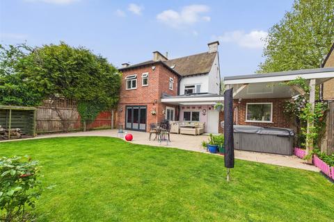 9 King Edwards Avenue, Gloucester, GL1 5DA