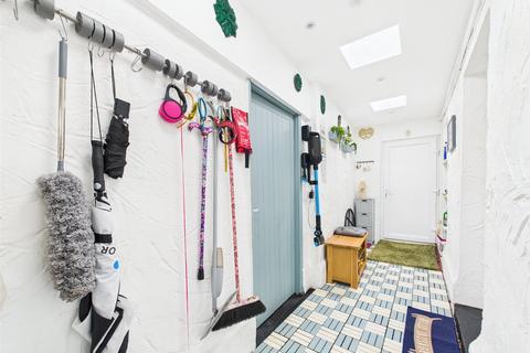 9 King Edwards Avenue, Gloucester, GL1 5DA