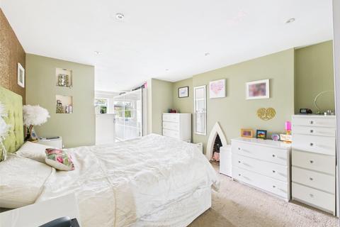 9 King Edwards Avenue, Gloucester, GL1 5DA