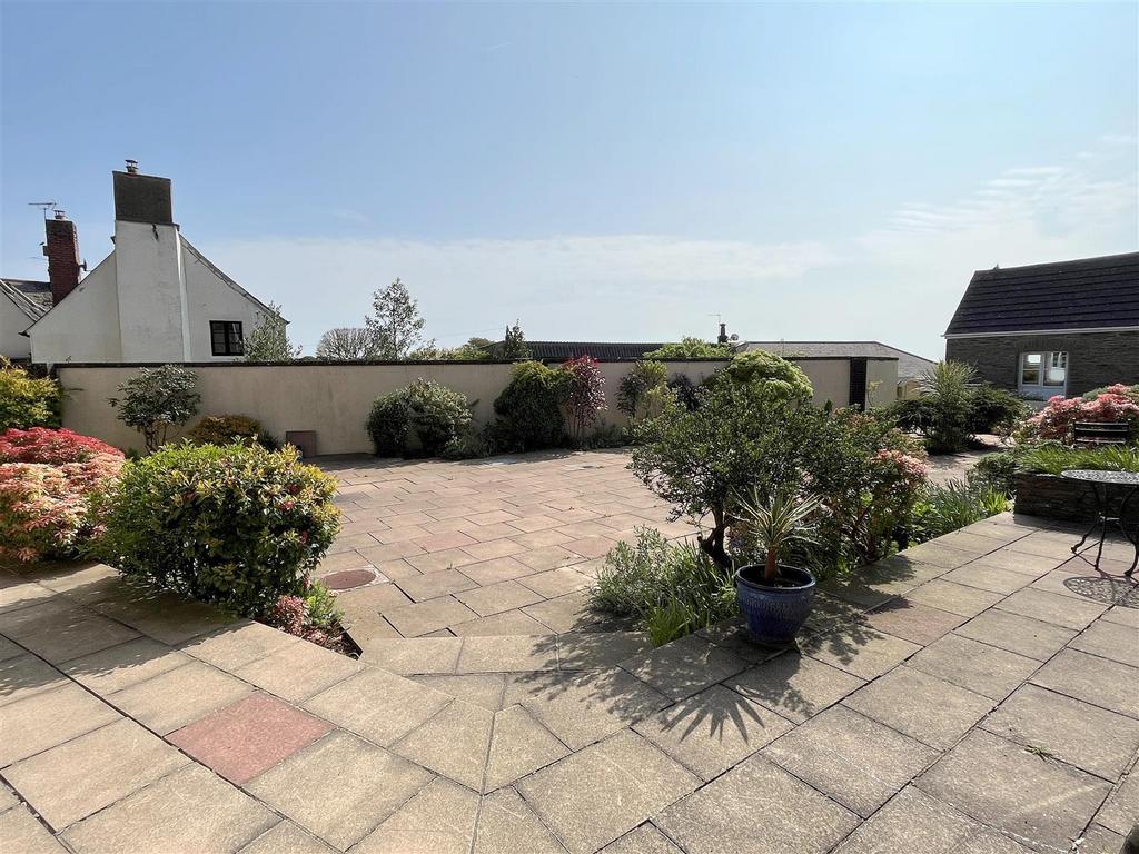 Communal Patio 2.jpg