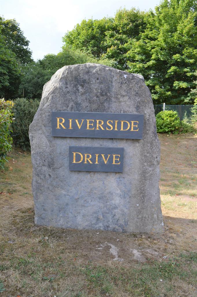 Entrance into Riverside Drive
