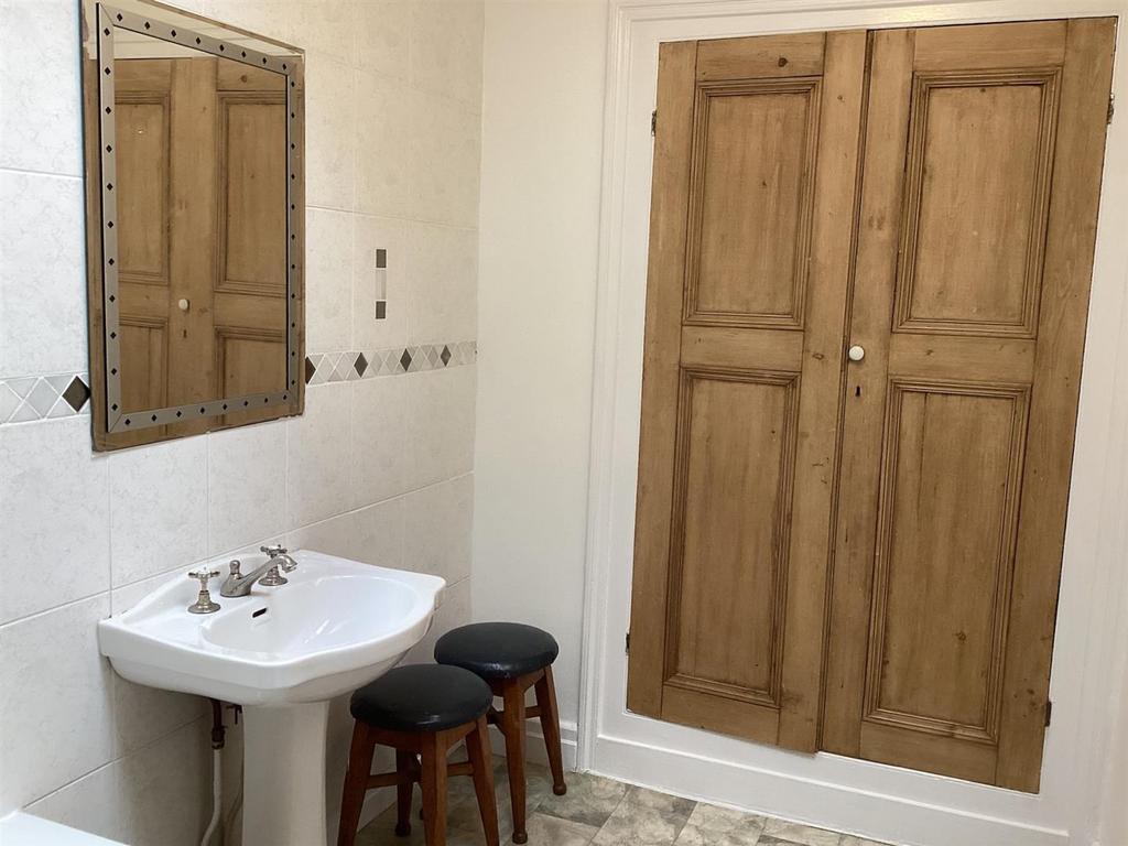 Bathroom 2.jpeg