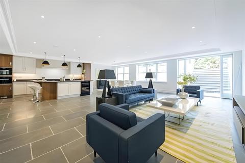 undefined, Roehampton Gate, London SW15