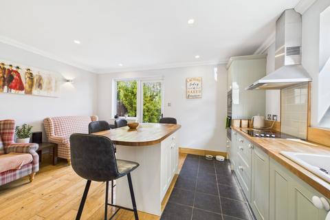 5 Rayleigh Road, Stanford-le-hope, SS17 0NE