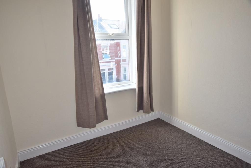 Bright and inviting single bedroom featuring la...