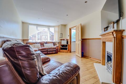 17 Crowhurst Drive, Leicester, LE3 2UJ