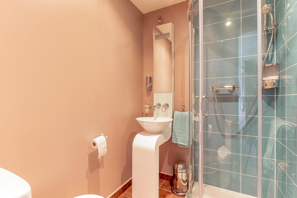 Bedroom 2 Ensuite.jpg