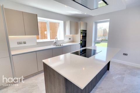 5 bedroom detached house for sale, Cleves Gardens, Leicester