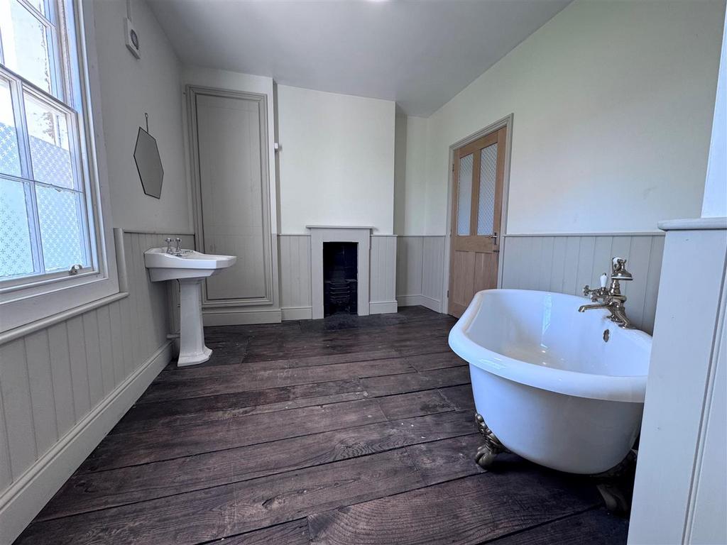 First floor bathroo.jpg