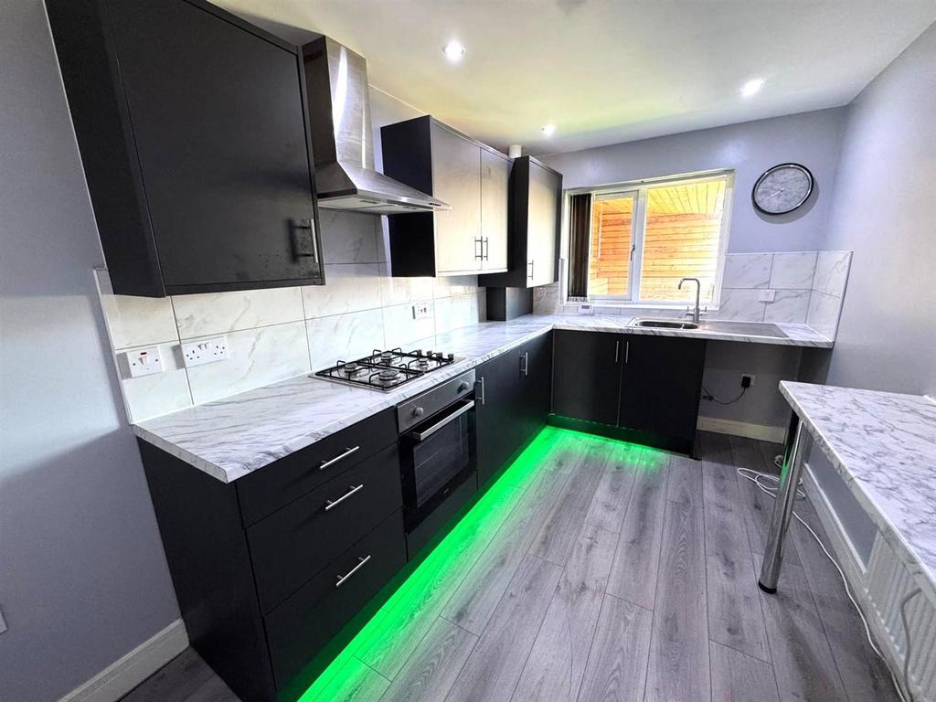Kitchen 2.jpeg