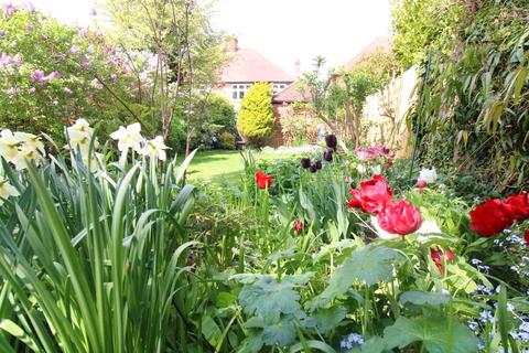 63 The Crescent, West Wickham, BR4 0HD