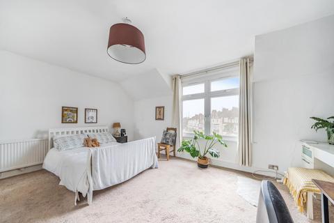 3 bedroom flat for sale, Sternhold Avenue, Balham, London, SW2