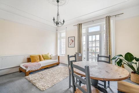 3 bedroom flat for sale, Sternhold Avenue, Balham, London, SW2