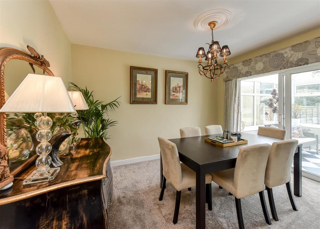 24 Queens Gardens-dining1.jpg