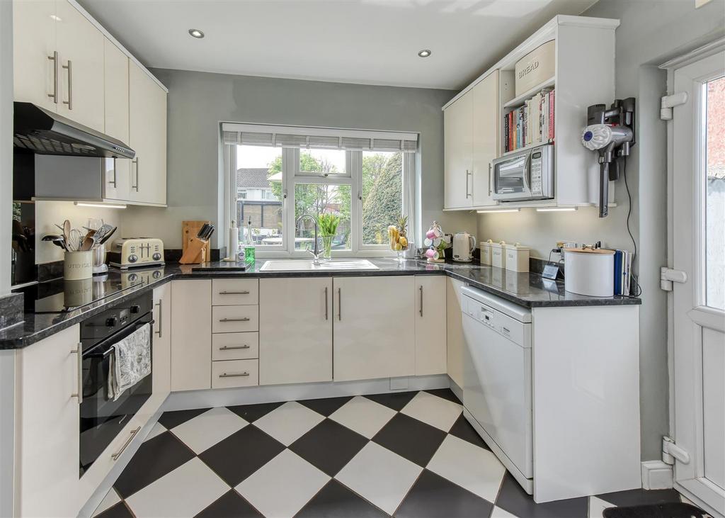 24 Queens Gardens-kitchen2.jpg