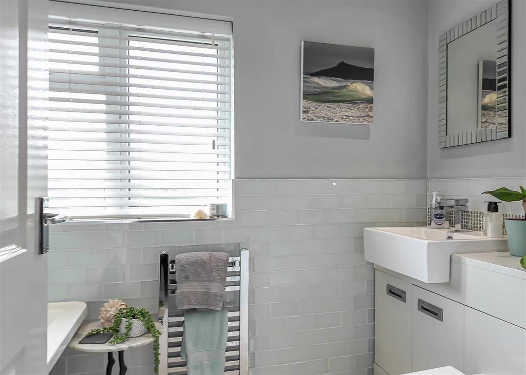 24 Queens Gardens-bathroom1.jpg