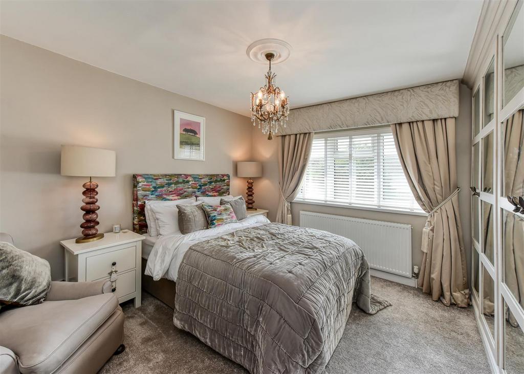 24 Queens Gardens-bed1b.jpg