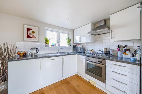 3 bedroom flat for sale, Queenstown Road, Battersea, London, SW8