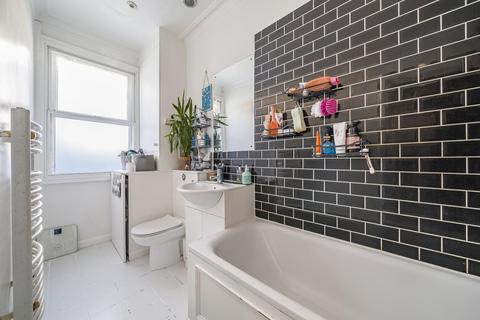 3 bedroom flat for sale, Queenstown Road, Battersea, London, SW8