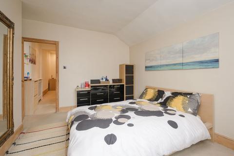 25a The Parade, Claygate, Esher, KT10 0PD