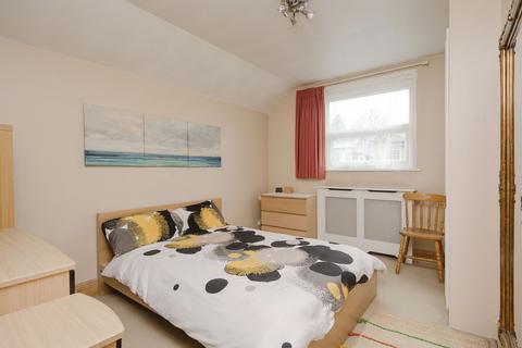 25a The Parade, Claygate, Esher, KT10 0PD