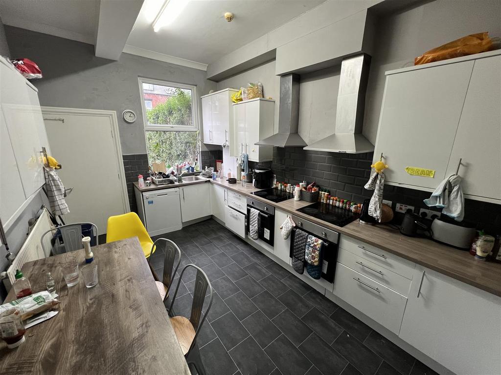 Kitchen 1.jpeg