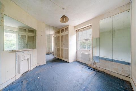 undefined, Chiswick Road, Chiswick, London, W4