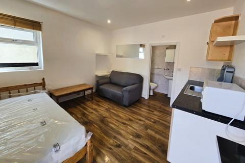 Studio to rent, Kingston Road, London SW20