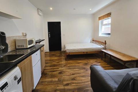Studio to rent, Kingston Road, London SW20