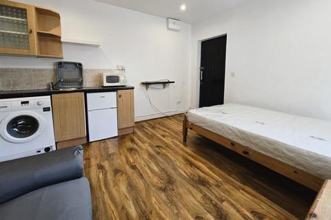 Studio to rent, Kingston Road, London SW20