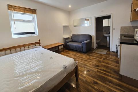 Studio to rent, Kingston Road, London SW20