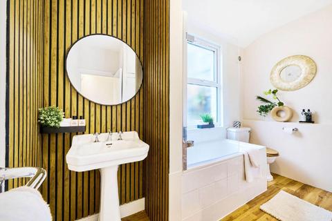 575b Garratt Lane, London, SW18 4ST