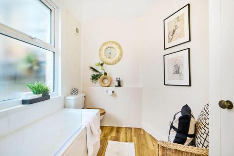 575b Garratt Lane, London, SW18 4ST