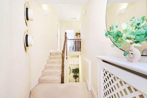 575b Garratt Lane, London, SW18 4ST