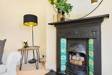 575b Garratt Lane, London, SW18 4ST