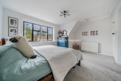 14 Valley Avenue, London, N12 9PG