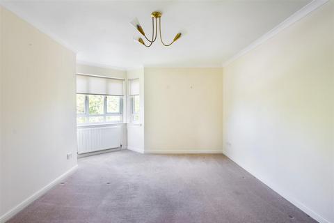 28 Lees Court, Coatbridge, ML5 4NT