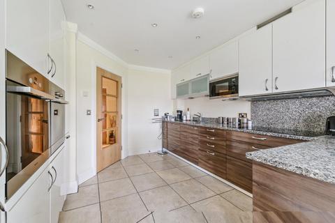 3 bedroom flat for sale, West Common Road, Hayes, Kent, BR2
