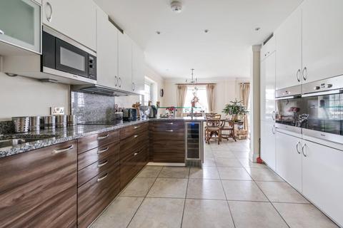 3 bedroom flat for sale, West Common Road, Hayes, Kent, BR2