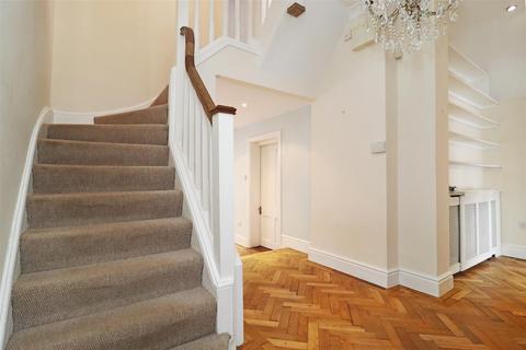 5 bedroom semi-detached house to rent, Lisson Grove, Hale