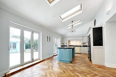 5 bedroom semi-detached house to rent, Lisson Grove, Hale