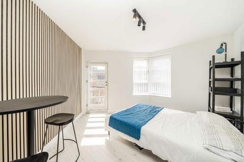 1 bedroom flat for sale, Wolfe Crescent, London SE16