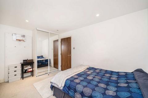 3 bedroom flat for sale, Holland Gardens, Brentford TW8