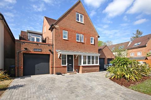 4 Ashurst Way, East Grinstead, RH19 3GJ