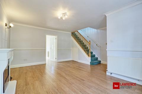 6 Blower Close, Rayleigh, SS6 8HW